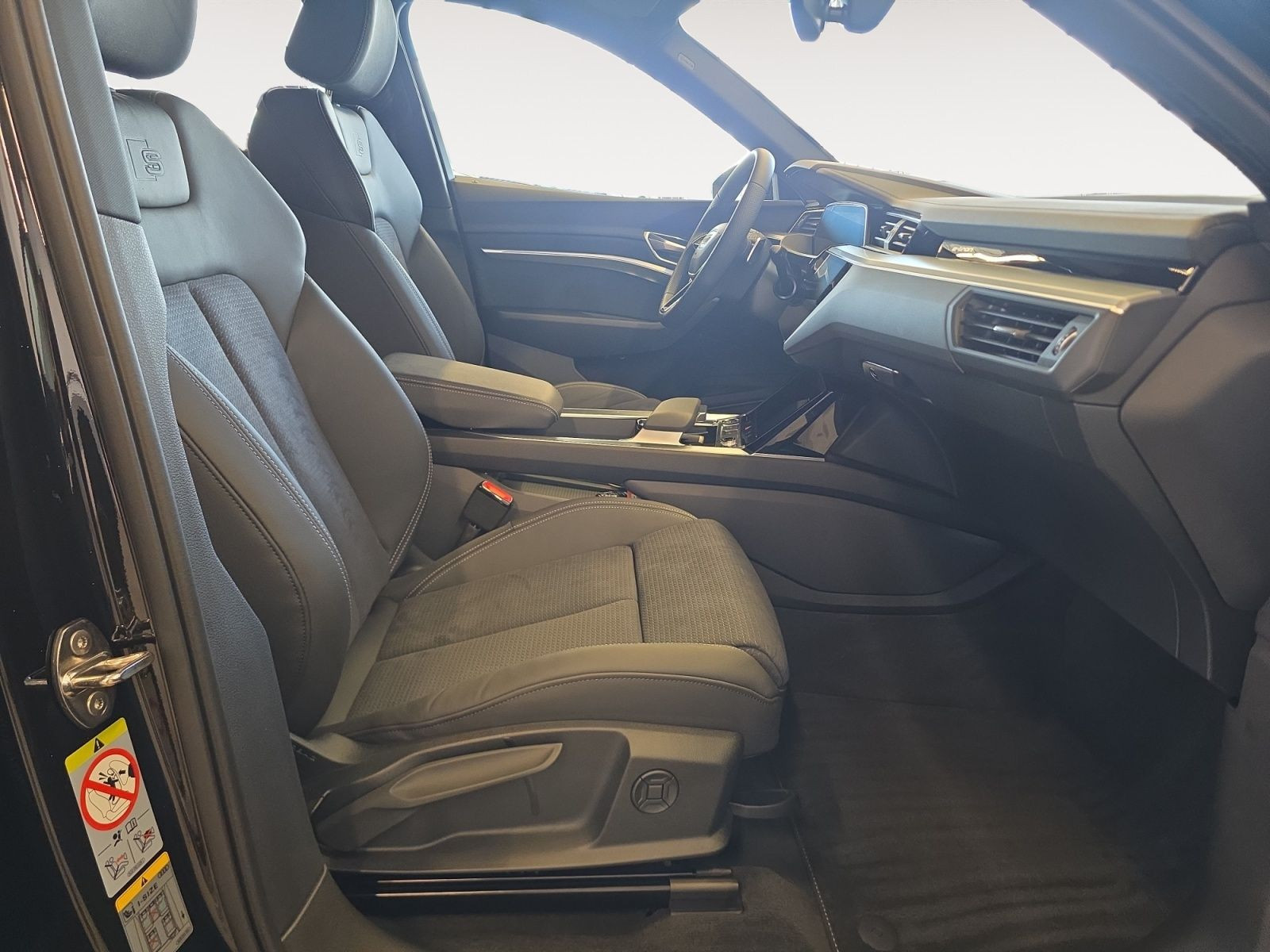 Audi - Q8 Sportback e-tron_16