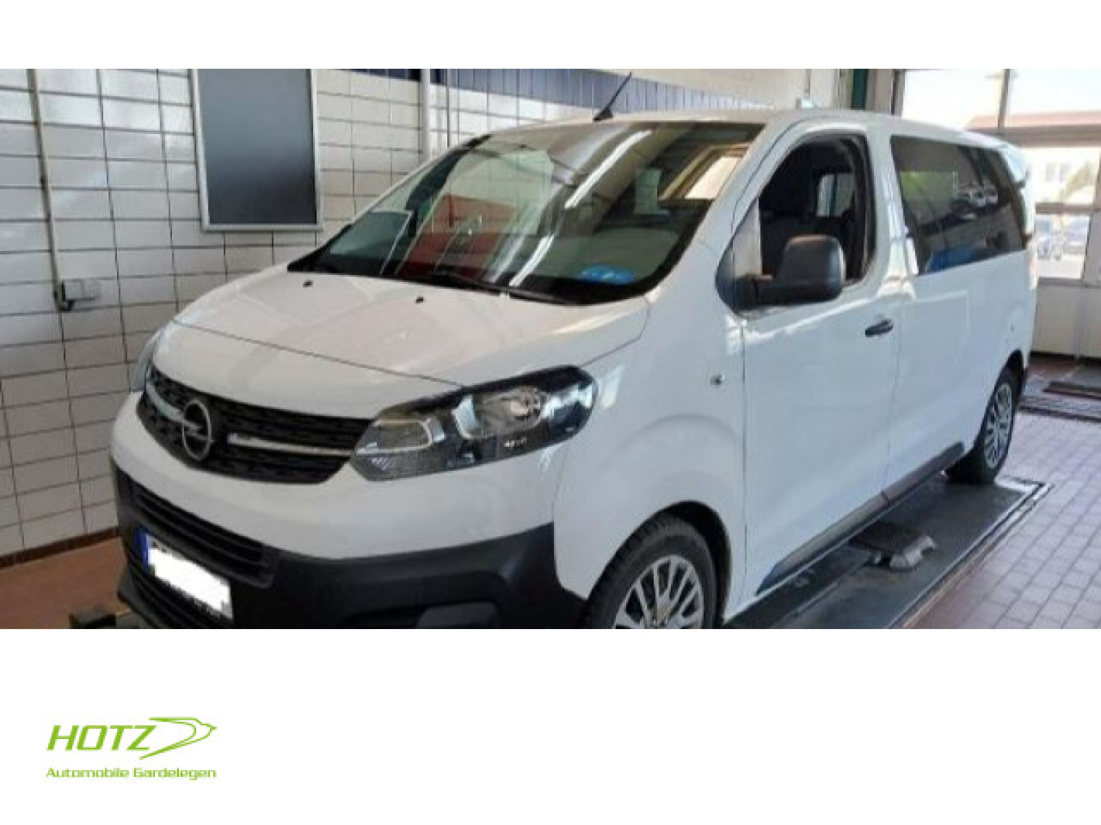Vivaro Kombi 9-Sitzer AHK M (L2)